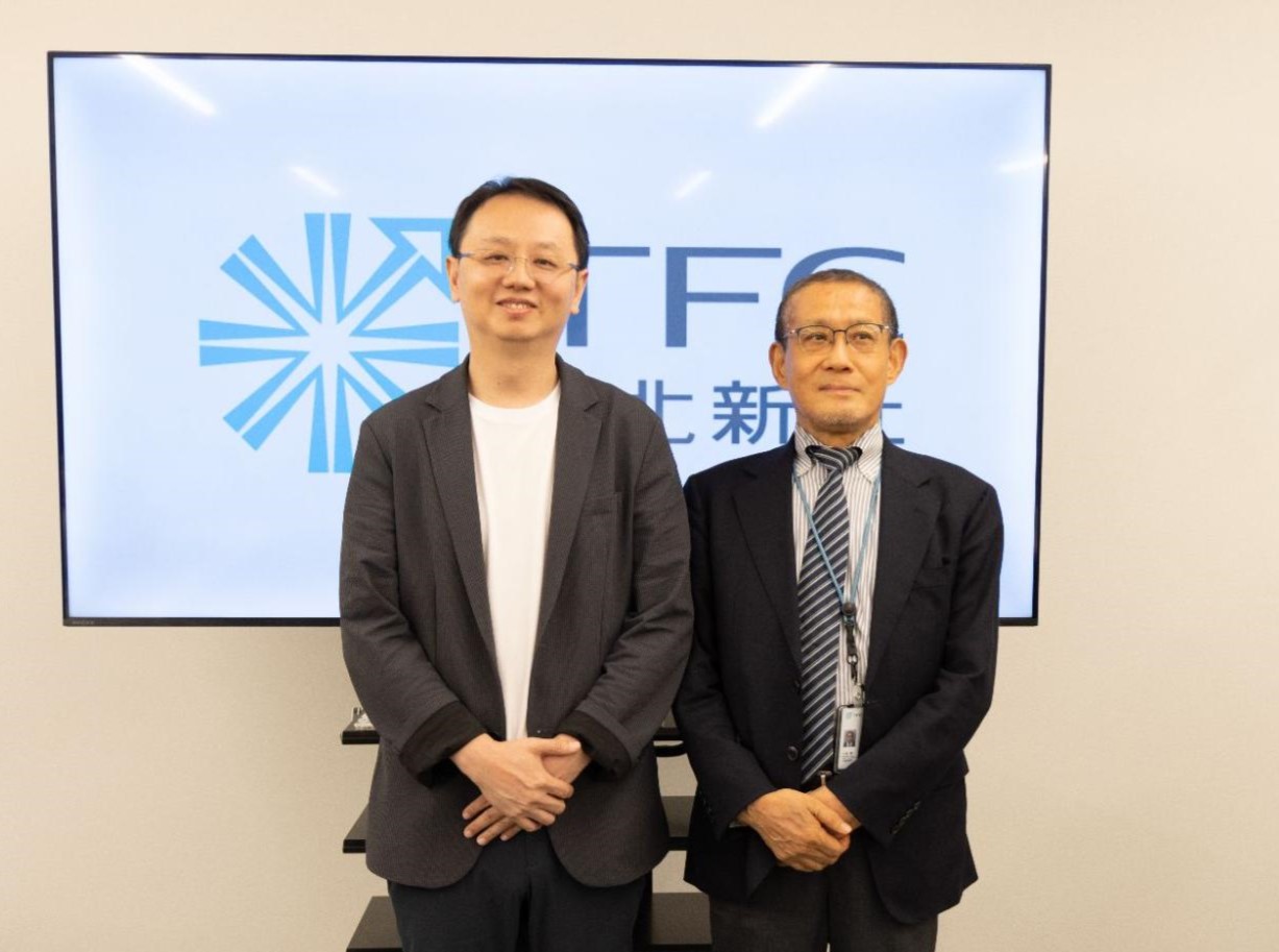 唐贾军副事務総長(左)と当社代表取締役社長 小坂恵一(右)
